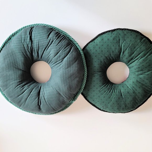Set of 2 donut shape accent pillows/cushions. - Picture 6 of 6